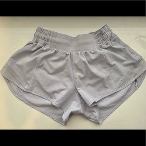 Lululemon hotty hot low rise shorts 2.5”
